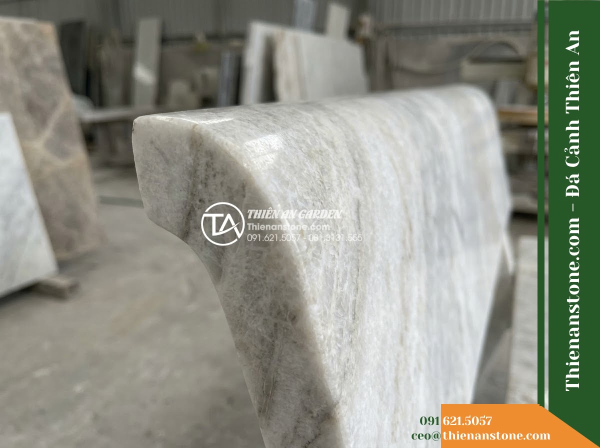 Ghế Đá Granito Thanh Bình – Kích thước 160 x 50 x 80 cm – Kiểu dáng có tựa thẳng, chân cong nhẹ. Chất liệu đá granito (đá mài)