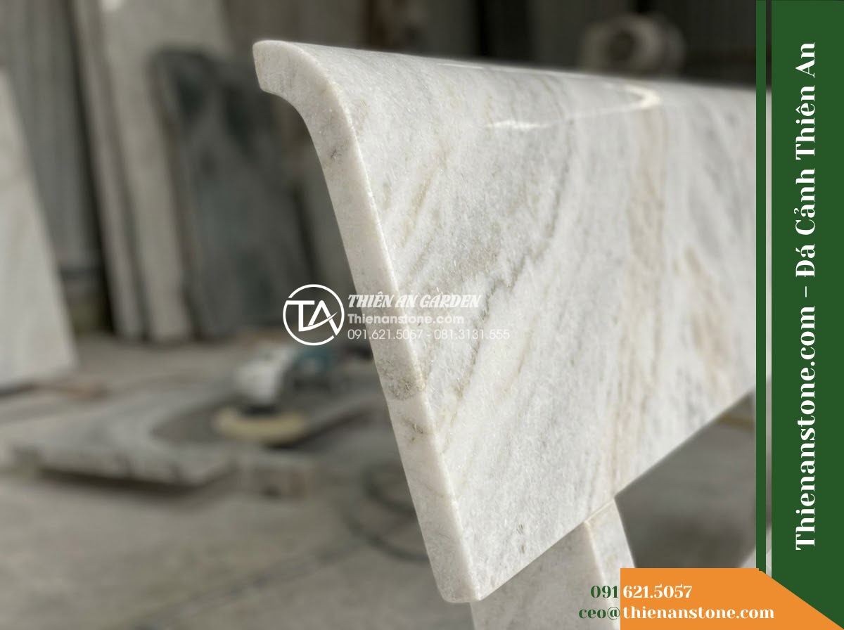 Ghế Đá Granito Thanh Bình – Kích thước 160 x 50 x 80 cm – Kiểu dáng có tựa thẳng, chân cong nhẹ. Chất liệu đá granito (đá mài)
