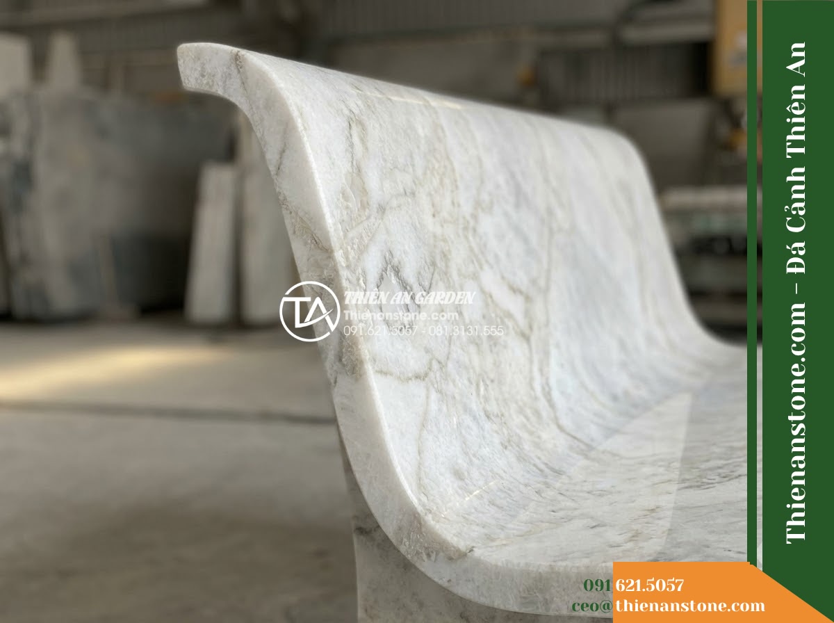 Ghế Đá Granito Thanh Bình – Kích thước 160 x 50 x 80 cm – Kiểu dáng có tựa thẳng, chân cong nhẹ. Chất liệu đá granito (đá mài)