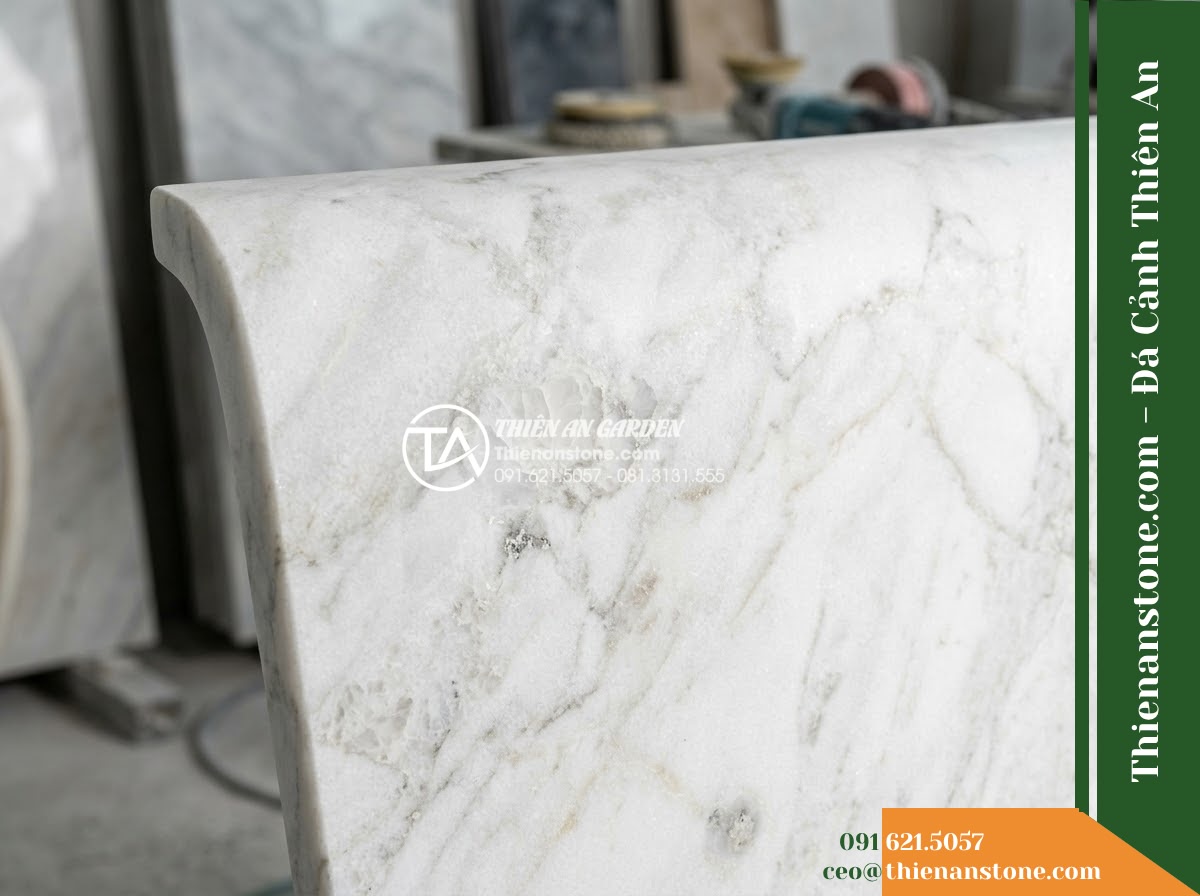 Ghế Đá Granito Thanh Bình – Kích thước 160 x 50 x 80 cm – Kiểu dáng có tựa thẳng, chân cong nhẹ. Chất liệu đá granito (đá mài)