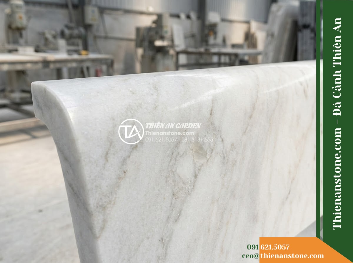 Ghế Đá Granito Thanh Bình – Kích thước 160 x 50 x 80 cm – Kiểu dáng có tựa thẳng, chân cong nhẹ. Chất liệu đá granito (đá mài)