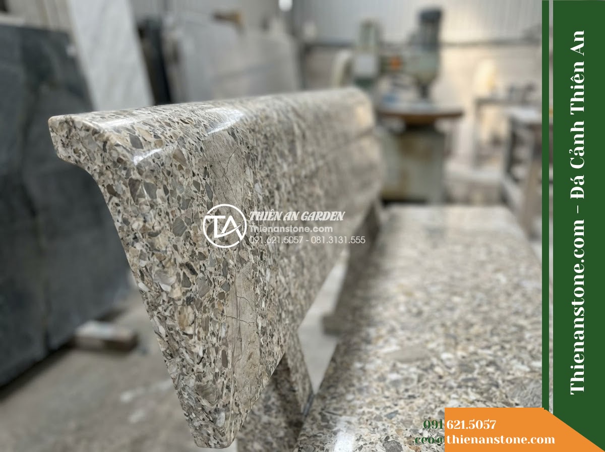 Ghế Đá Granito Thành Lộc – Kích thước 180 x 52 x 82 cm – Kiểu dáng tựa vòm rộng, mặt ngồi bản lớn. Chất liệu đá granito (đá mài)