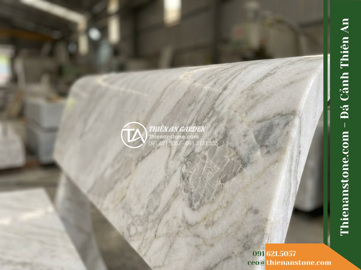 Ghế Đá Granito Thành Lộc – Kích thước 180 x 52 x 82 cm – Kiểu dáng tựa vòm rộng, mặt ngồi bản lớn. Chất liệu đá granito (đá mài)