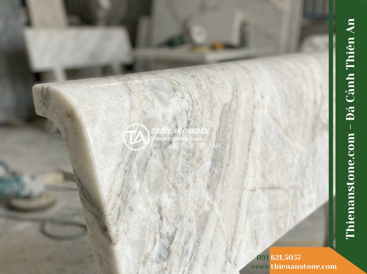 Ghế Đá Granito Thành Lộc – Kích thước 180 x 52 x 82 cm – Kiểu dáng tựa vòm rộng, mặt ngồi bản lớn. Chất liệu đá granito (đá mài)