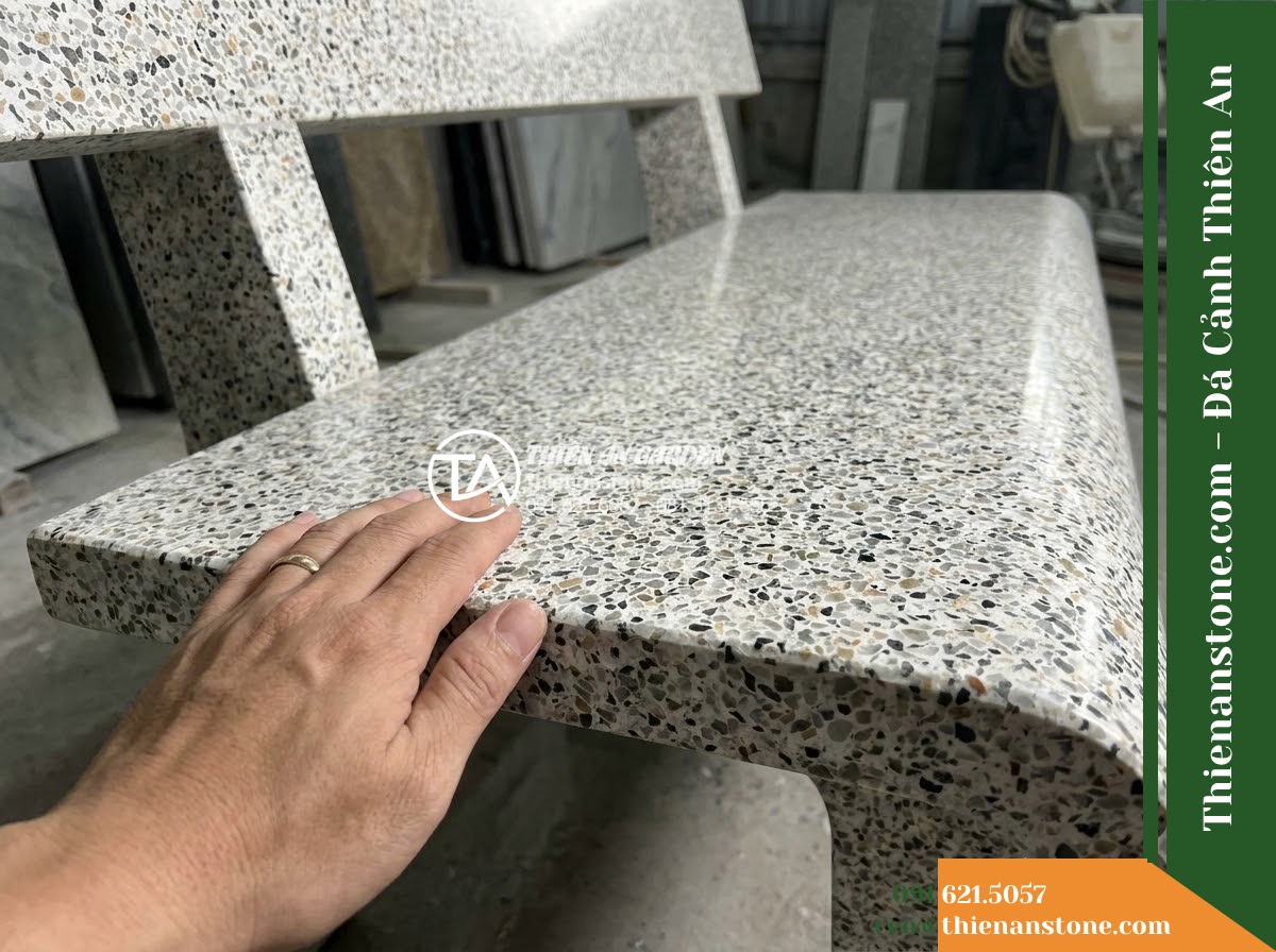 Ghế Đá Granito Trường Phúc – Kích thước 170 x 52 x 83 cm – Kiểu dáng tựa cao liền tấm, chân trụ vuông. Chất liệu đá granito (đá mài)