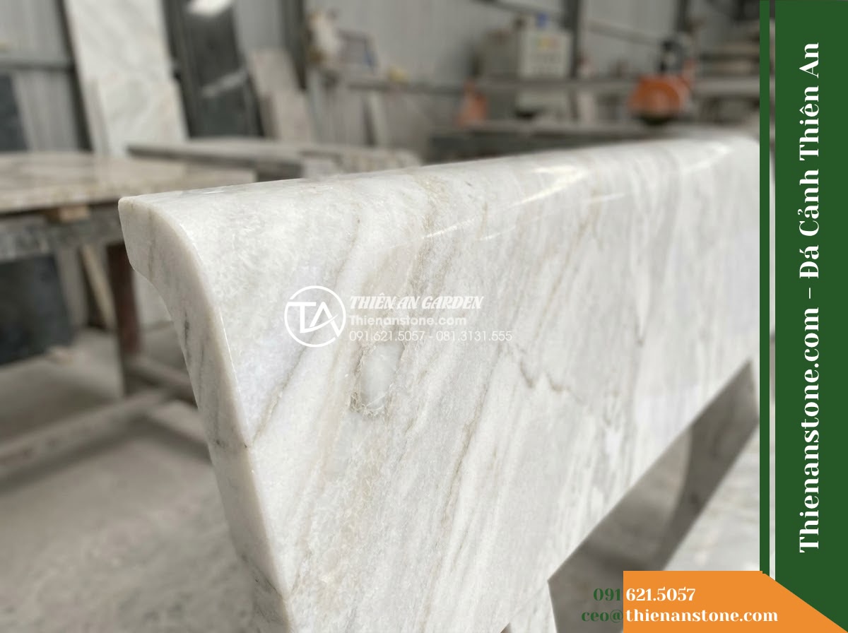 Ghế Đá Granito Trường Phúc – Kích thước 170 x 52 x 83 cm – Kiểu dáng tựa cao liền tấm, chân trụ vuông. Chất liệu đá granito (đá mài) - Hình 3 Ghế Đá Granito Trường Phúc – Kích thước 170 x 52 x 83 cm – Kiểu dáng tựa cao liền tấm, chân trụ vuông. Chất liệu đá granito (đá mài) - granito polished stone stone bench flanked by potted bonsai trees on a resort te