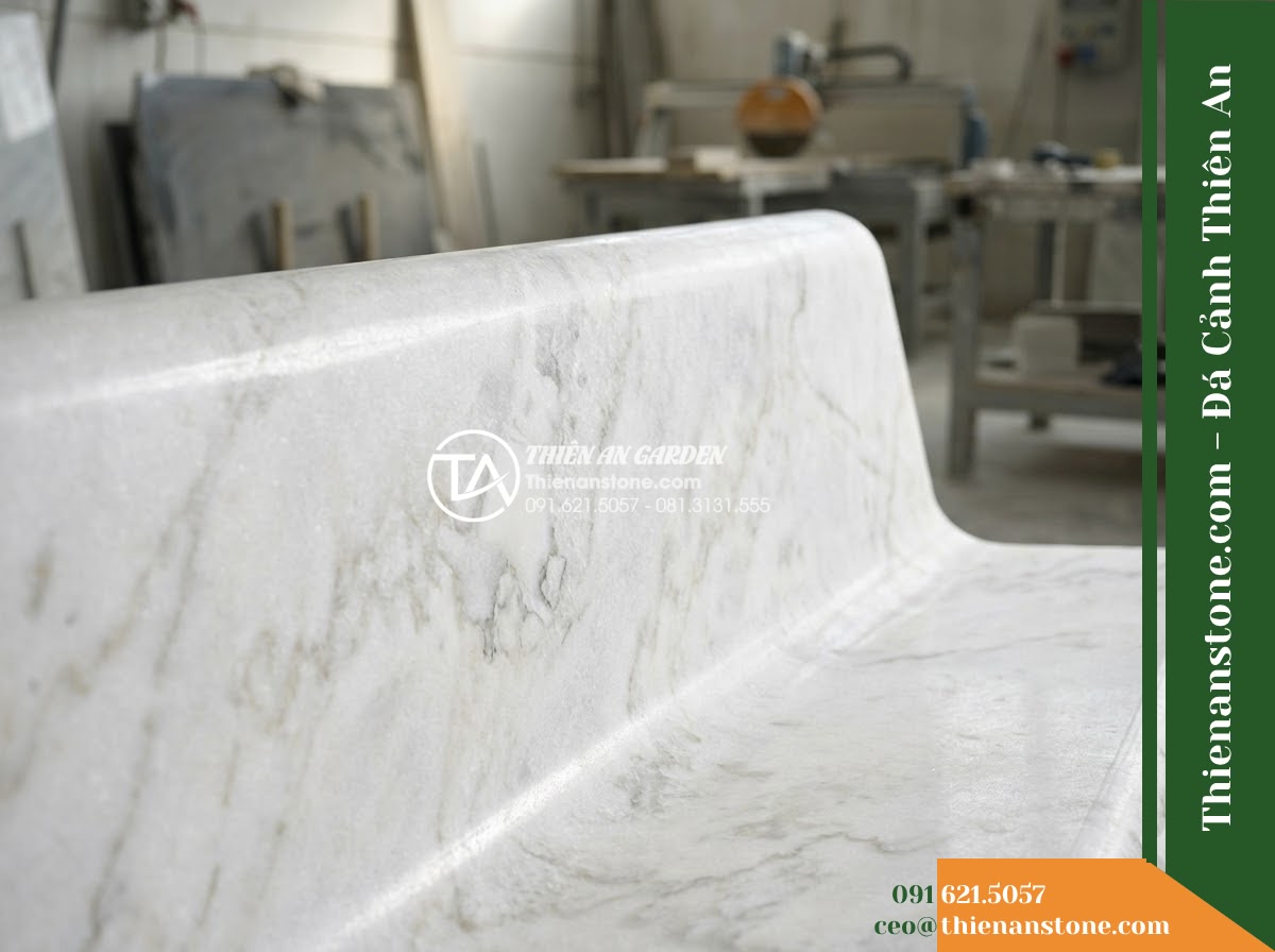 Ghế Đá Granito Trường Phúc – Kích thước 170 x 52 x 83 cm – Kiểu dáng tựa cao liền tấm, chân trụ vuông. Chất liệu đá granito (đá mài) - Hình 5 Ghế Đá Granito Trường Phúc – Kích thước 170 x 52 x 83 cm – Kiểu dáng tựa cao liền tấm, chân trụ vuông. Chất liệu đá granito (đá mài) - Professional installation of a granito polished stone stone bench in a landscape