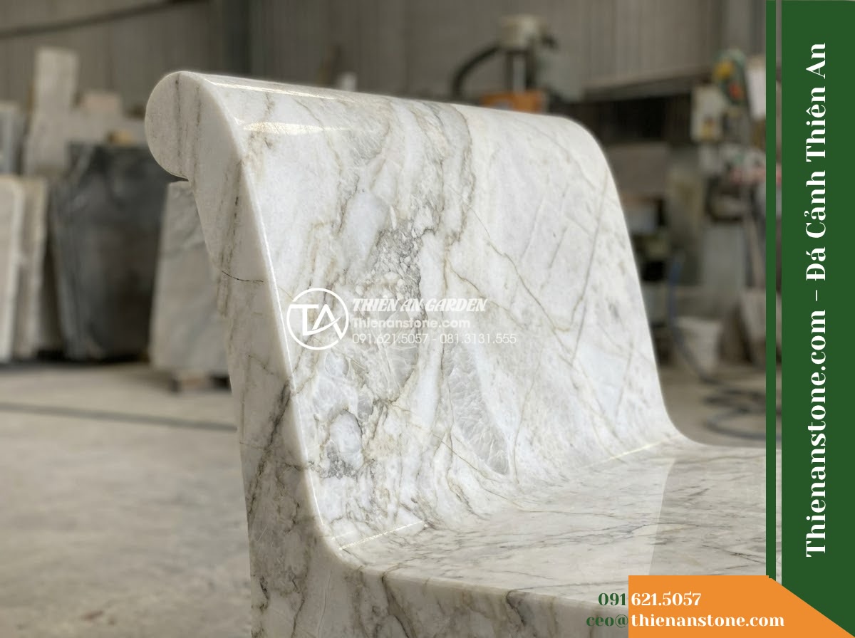 Ghế Đá Granito Trường Phúc – Kích thước 170 x 52 x 83 cm – Kiểu dáng tựa cao liền tấm, chân trụ vuông. Chất liệu đá granito (đá mài) - Hình 6 Ghế Đá Granito Trường Phúc – Kích thước 170 x 52 x 83 cm – Kiểu dáng tựa cao liền tấm, chân trụ vuông. Chất liệu đá granito (đá mài) - Showroom display of various granito polished stone stone benches at Da Canh Thie