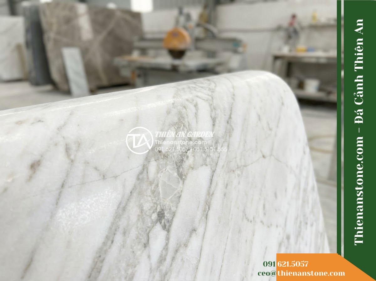 Ghế Đá Granito Vạn An – Kích thước 170 x 48 x 80 cm – Kiểu dáng tựa họa tiết hình học, mặt ghế rộng. Chất liệu đá granito (đá mài) - Hình 2 Ghế Đá Granito Vạn An – Kích thước 170 x 48 x 80 cm – Kiểu dáng tựa họa tiết hình học, mặt ghế rộng. Chất liệu đá granito (đá mài) - A granito polished stone stone bench placed in a lush Vietnamese garden, wide an