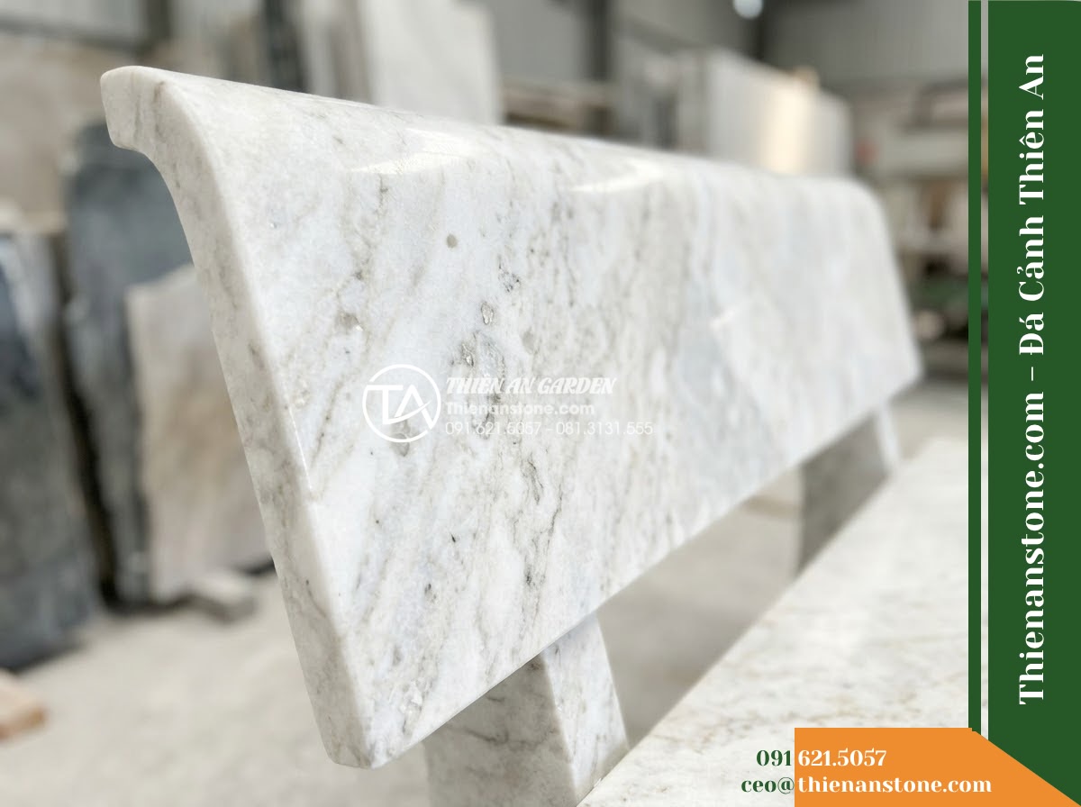 Ghế Đá Granito Vạn An – Kích thước 170 x 48 x 80 cm – Kiểu dáng tựa họa tiết hình học, mặt ghế rộng. Chất liệu đá granito (đá mài) - Hình 5 Ghế Đá Granito Vạn An – Kích thước 170 x 48 x 80 cm – Kiểu dáng tựa họa tiết hình học, mặt ghế rộng. Chất liệu đá granito (đá mài) - Professional installation of a granito polished stone stone bench in a landscape