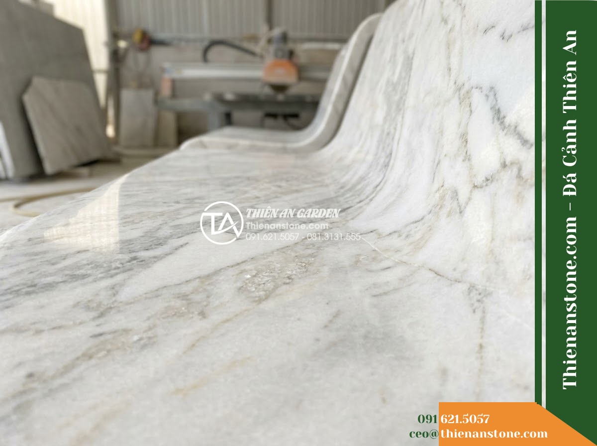 Ghế Đá Granito Vĩnh An – Kích thước 150 x 48 x 78 cm – Kiểu dáng tựa liền, đỉnh tựa bo bán nguyệt. Chất liệu đá granito (đá mài)
