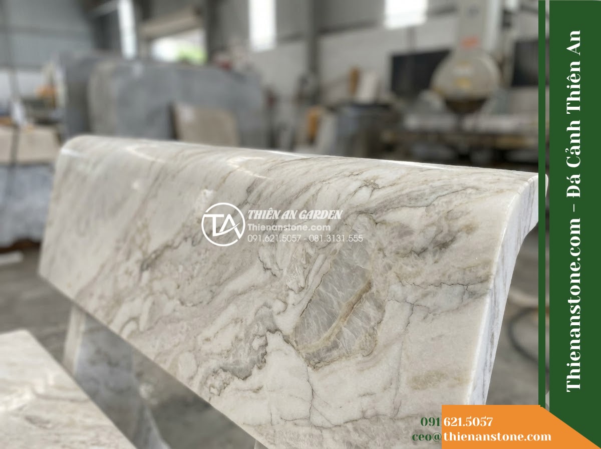 Ghế Đá Sân Trường Ánh Dương – Kích thước 175 x 50 x 80 cm – Kiểu dáng tựa thẳng liền tấm, chân vuông. Chất liệu đá Xanh rêu