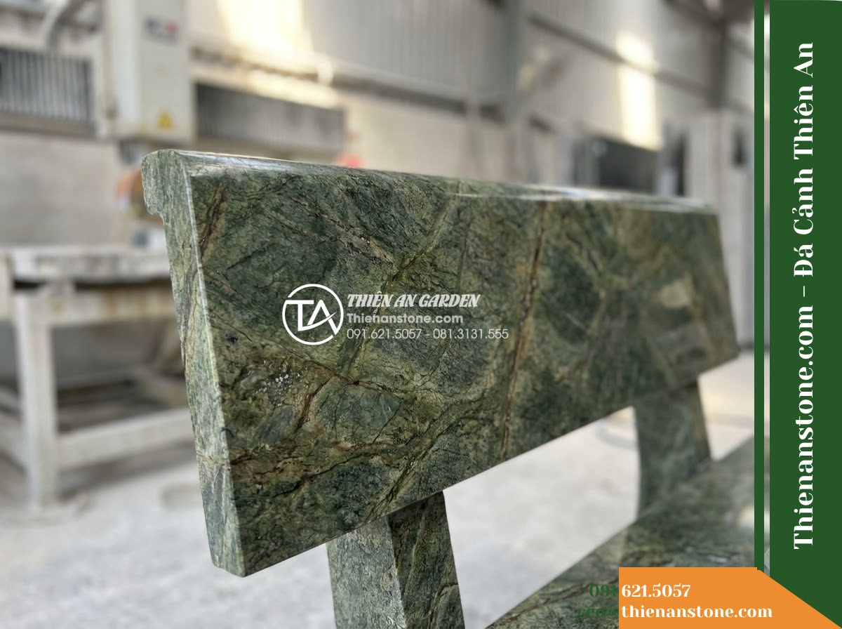 Ghế Đá Sân Trường Ánh Dương – Kích thước 175 x 50 x 80 cm – Kiểu dáng tựa thẳng liền tấm, chân vuông. Chất liệu đá Xanh rêu