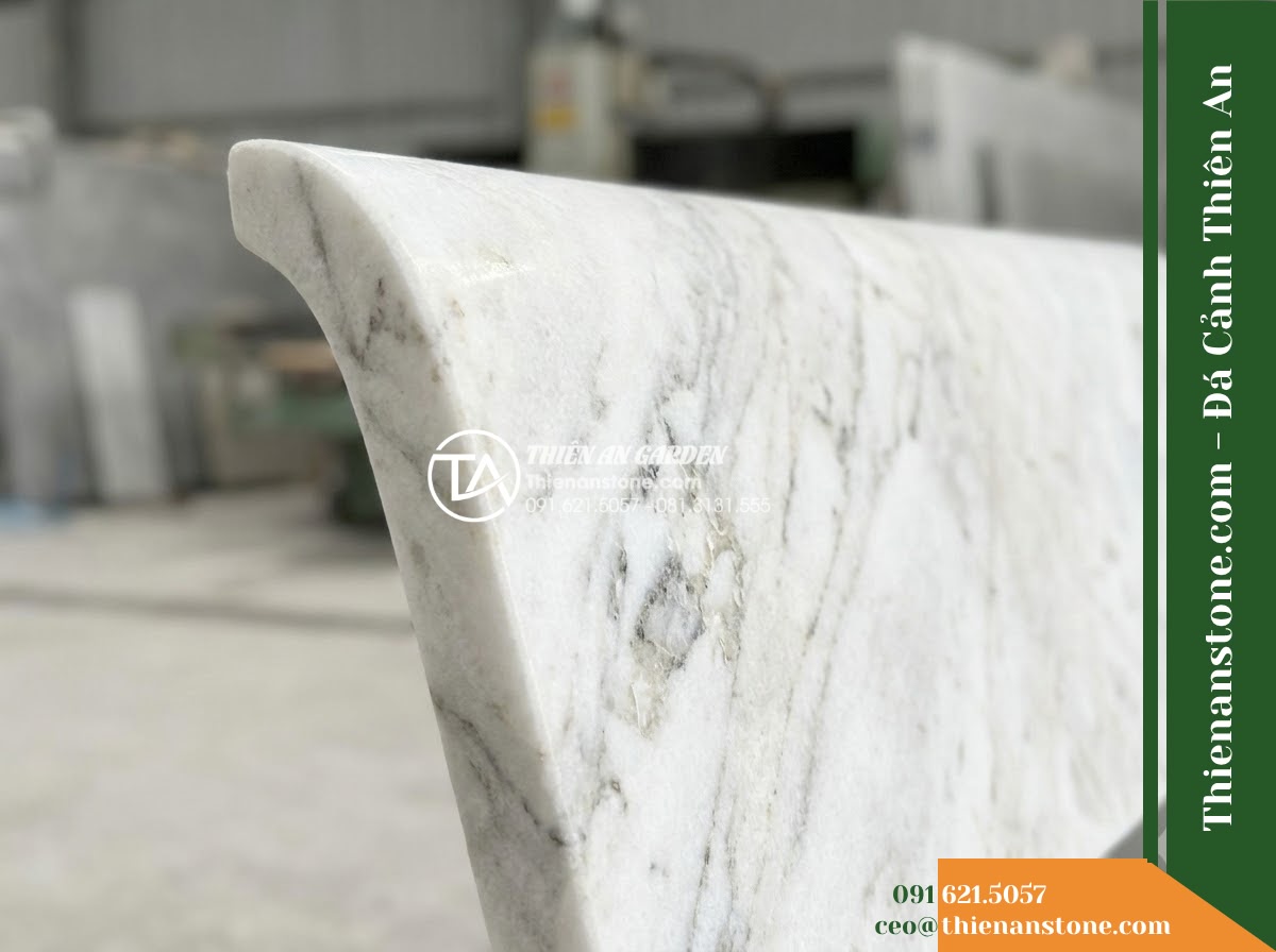 Ghế Đá Sân Trường Ánh Dương – Kích thước 175 x 50 x 80 cm – Kiểu dáng tựa thẳng liền tấm, chân vuông. Chất liệu đá Xanh rêu