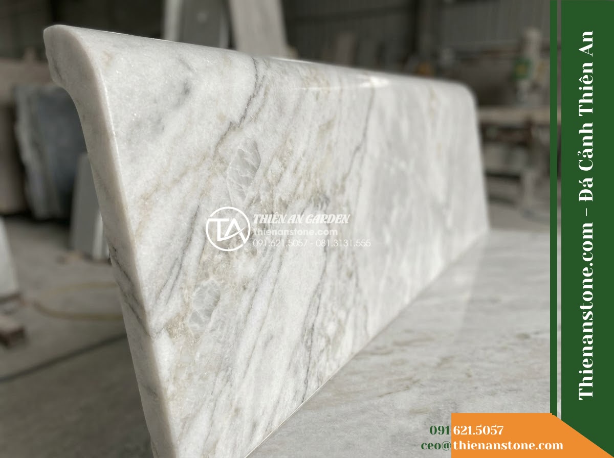 Ghế Đá Sân Trường Bình Minh – Kích thước 180 x 50 x 82 cm – Kiểu dáng tựa liền tấm, cạnh bo an toàn. Chất liệu đá vàng cẩm thạch