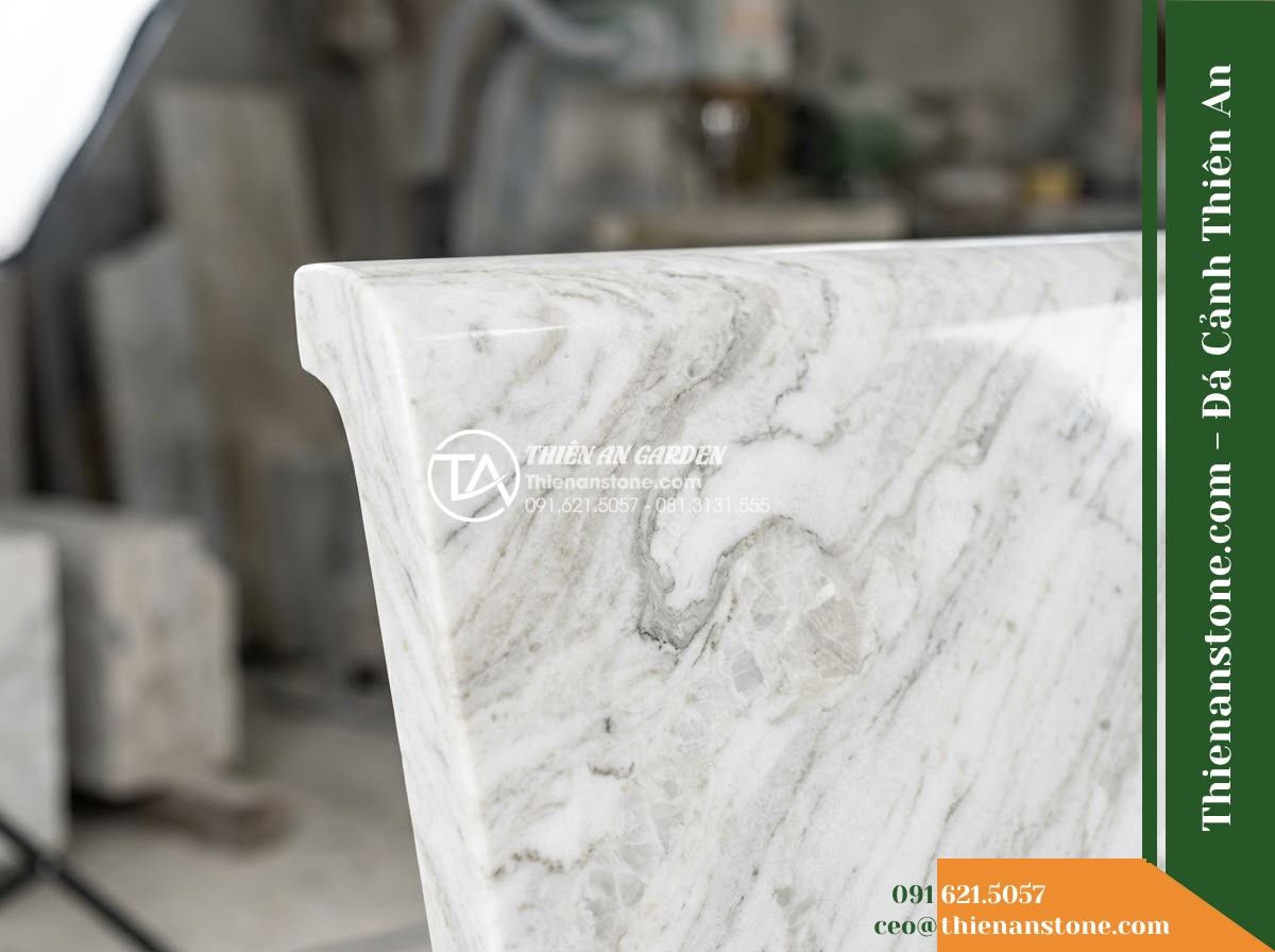 Ghế Đá Sân Trường Cánh Diều – Kích thước 150 x 48 x 78 cm – Kiểu dáng tựa nan thưa, đường nét mềm. Chất liệu đá hoa cương