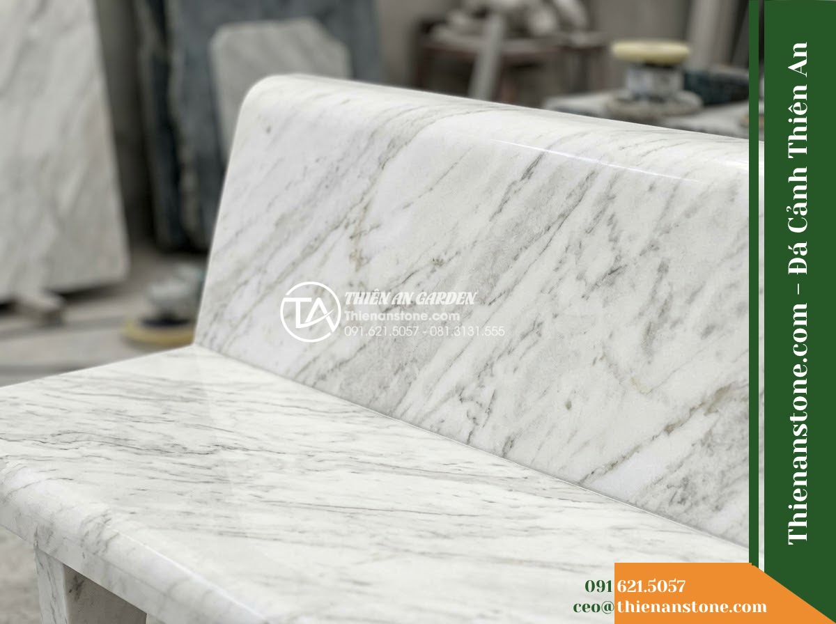 Ghế Đá Sân Trường Cánh Diều – Kích thước 150 x 48 x 78 cm – Kiểu dáng tựa nan thưa, đường nét mềm. Chất liệu đá hoa cương - Hình 3 Ghế Đá Sân Trường Cánh Diều – Kích thước 150 x 48 x 78 cm – Kiểu dáng tựa nan thưa, đường nét mềm. Chất liệu đá hoa cương - Stone bench of granite beside a cascading water feature at night, illuminated by