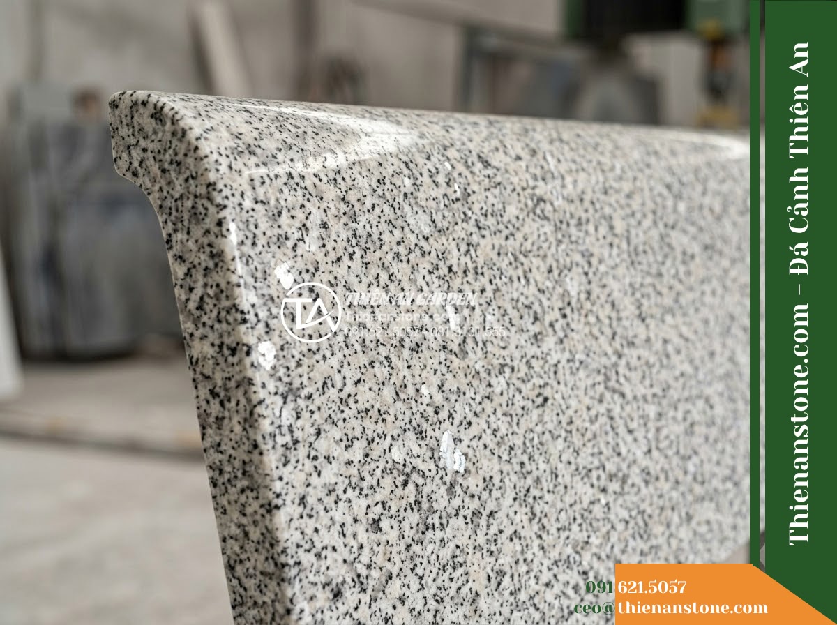 Ghế Đá Sân Trường Cánh Diều – Kích thước 150 x 48 x 78 cm – Kiểu dáng tựa nan thưa, đường nét mềm. Chất liệu đá hoa cương - Hình 6 Ghế Đá Sân Trường Cánh Diều – Kích thước 150 x 48 x 78 cm – Kiểu dáng tựa nan thưa, đường nét mềm. Chất liệu đá hoa cương - Showroom display of various granite stone benches at Da Canh Thien An, professio