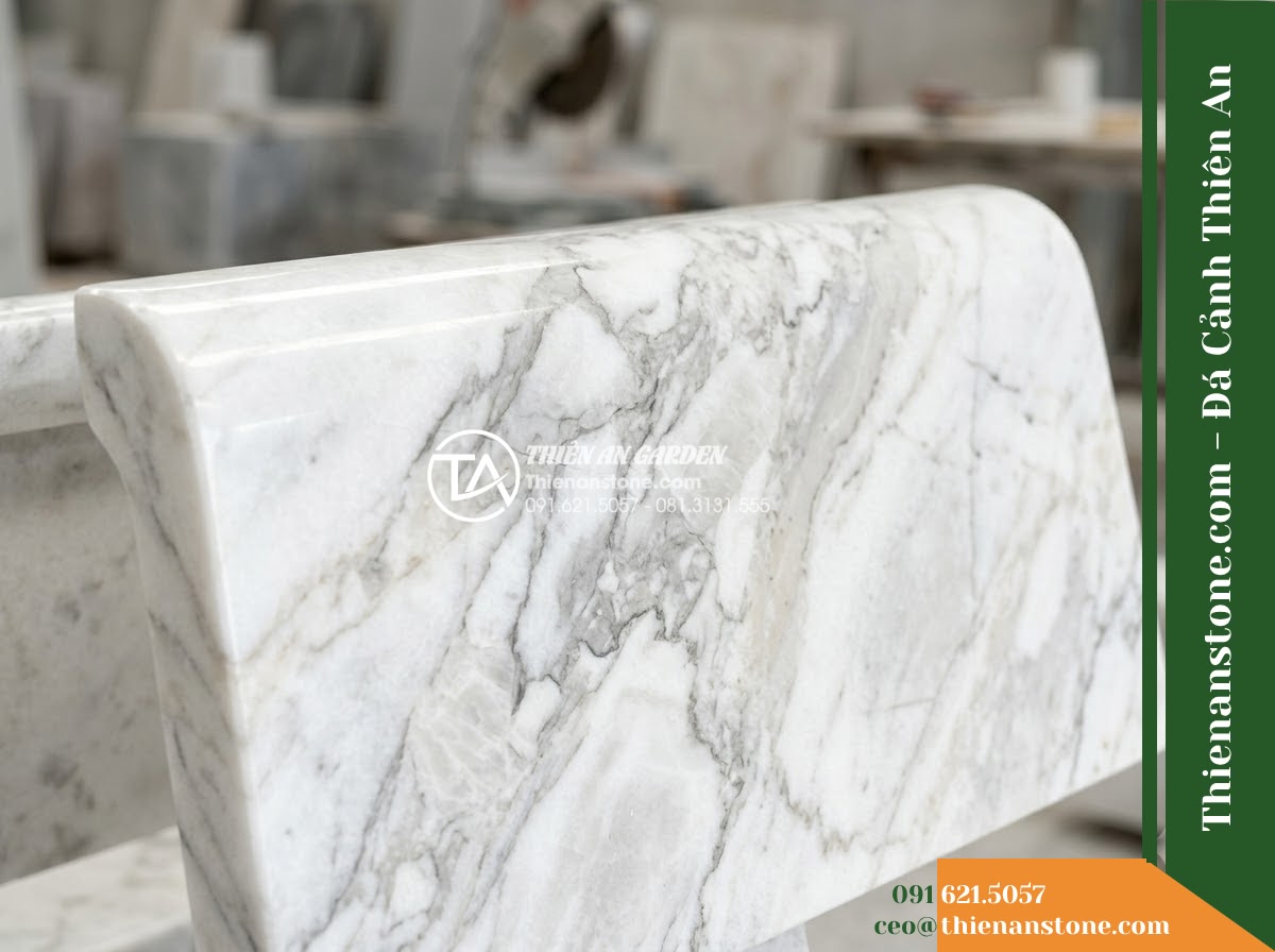 Ghế Đá Sân Trường Cánh Diều – Kích thước 150 x 48 x 78 cm – Kiểu dáng tựa nan thưa, đường nét mềm. Chất liệu đá vân mây