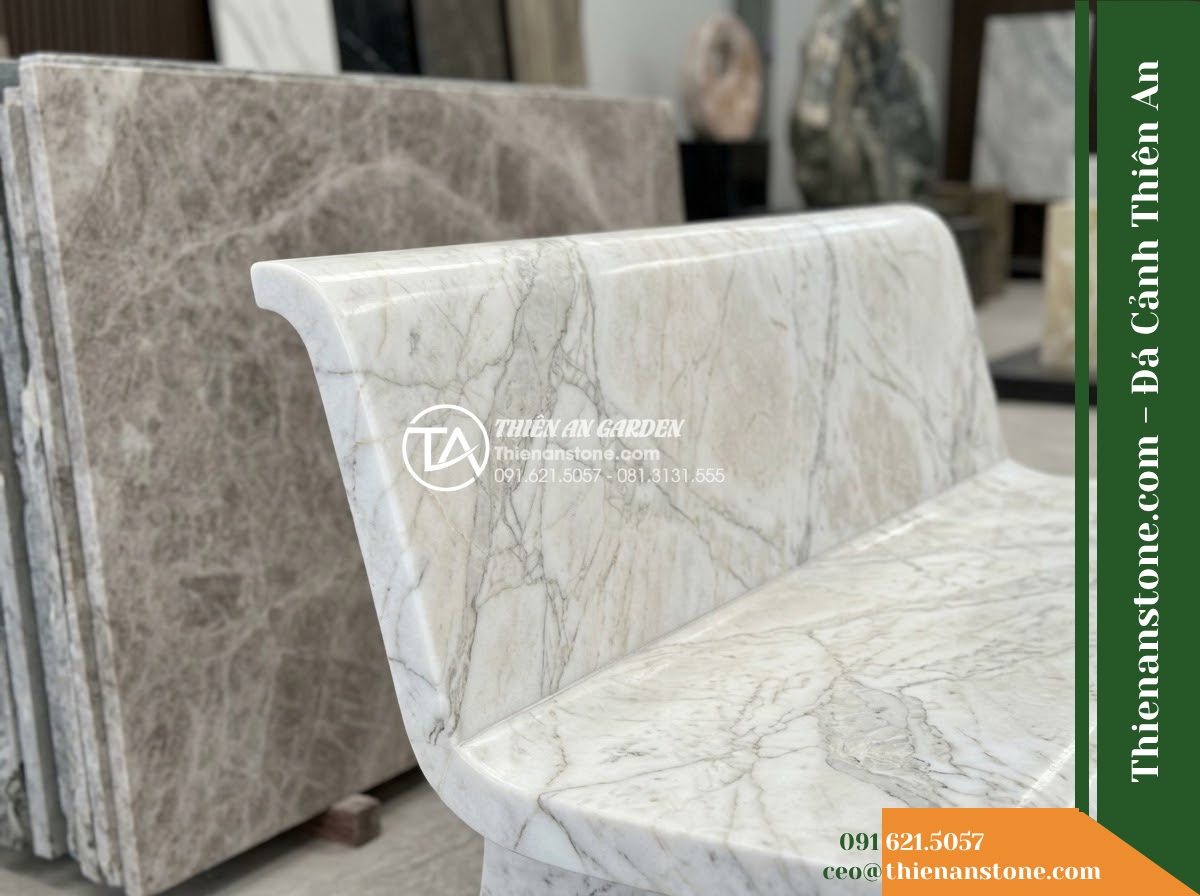 Ghế Đá Sân Trường Cánh Diều – Kích thước 150 x 48 x 78 cm – Kiểu dáng tựa nan thưa, đường nét mềm. Chất liệu đá vân mây