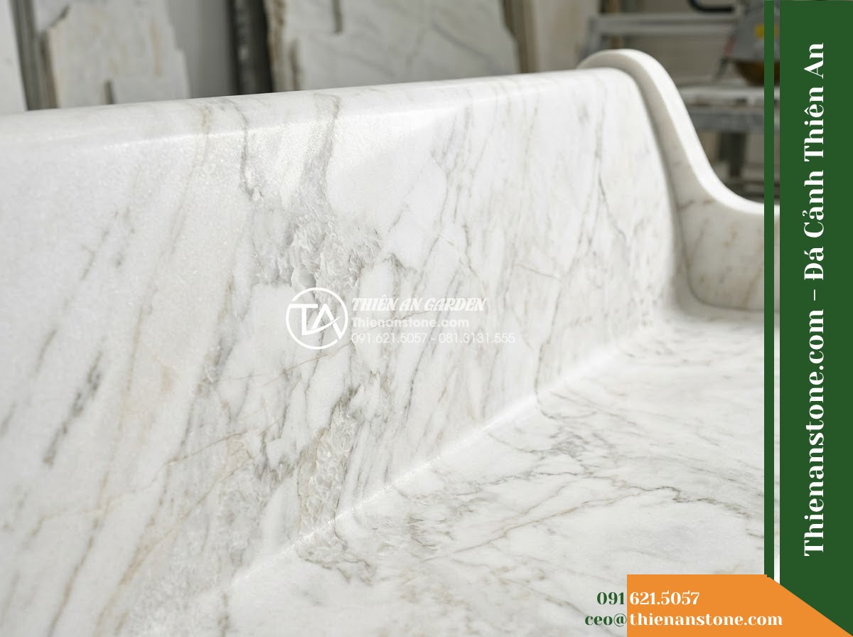 Ghế Đá Sân Trường Chăm Ngoan – Kích thước 145 x 44 x 45 cm – Kiểu dáng nhỏ gọn, chân trụ thấp. Chất liệu đá hoa cương - Hình 3 Ghế Đá Sân Trường Chăm Ngoan – Kích thước 145 x 44 x 45 cm – Kiểu dáng nhỏ gọn, chân trụ thấp. Chất liệu đá hoa cương - Stone bench of granite beside a cascading water feature at night, illuminated by