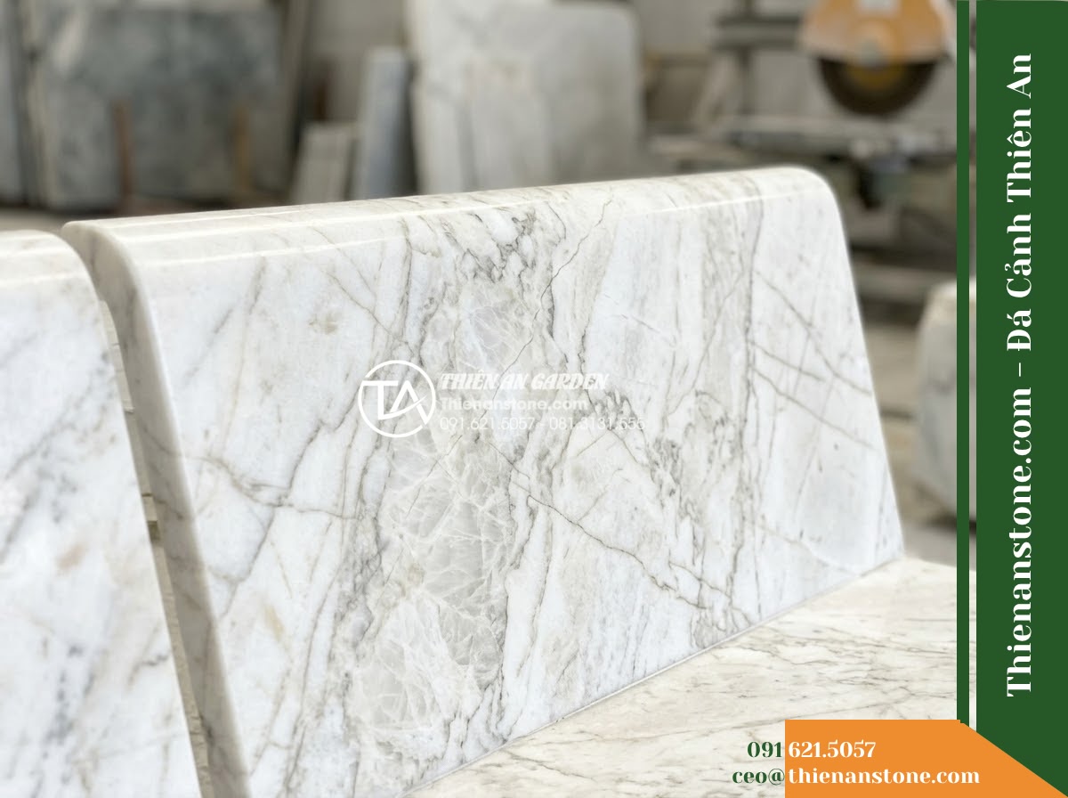 Ghế Đá Sân Trường Chăm Ngoan – Kích thước 145 x 44 x 45 cm – Kiểu dáng nhỏ gọn, chân trụ thấp. Chất liệu đá Xanh rêu