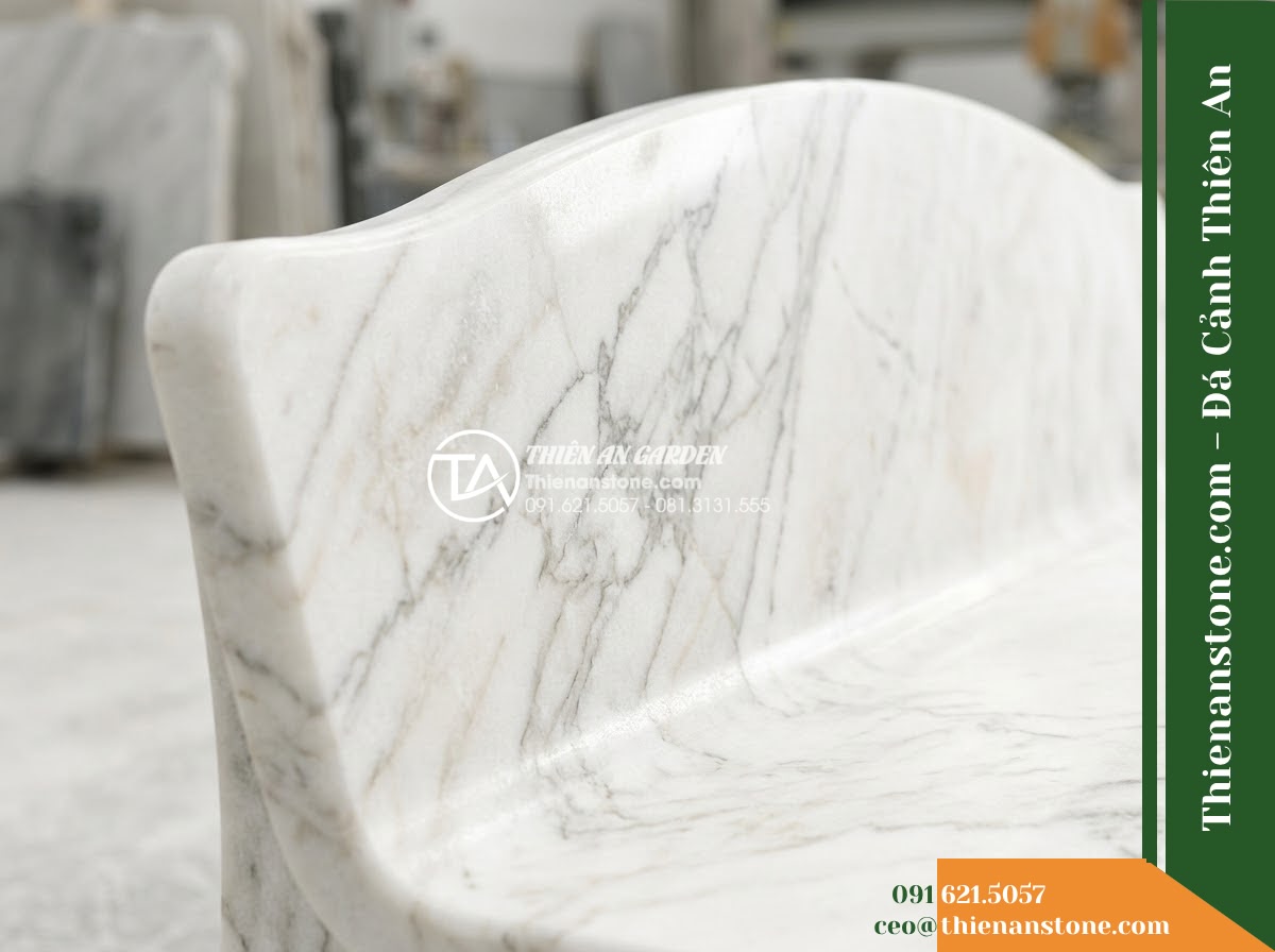 Ghế Đá Sân Trường Chăm Ngoan – Kích thước 145 x 44 x 45 cm – Kiểu dáng nhỏ gọn, chân trụ thấp. Chất liệu đá Xanh rêu