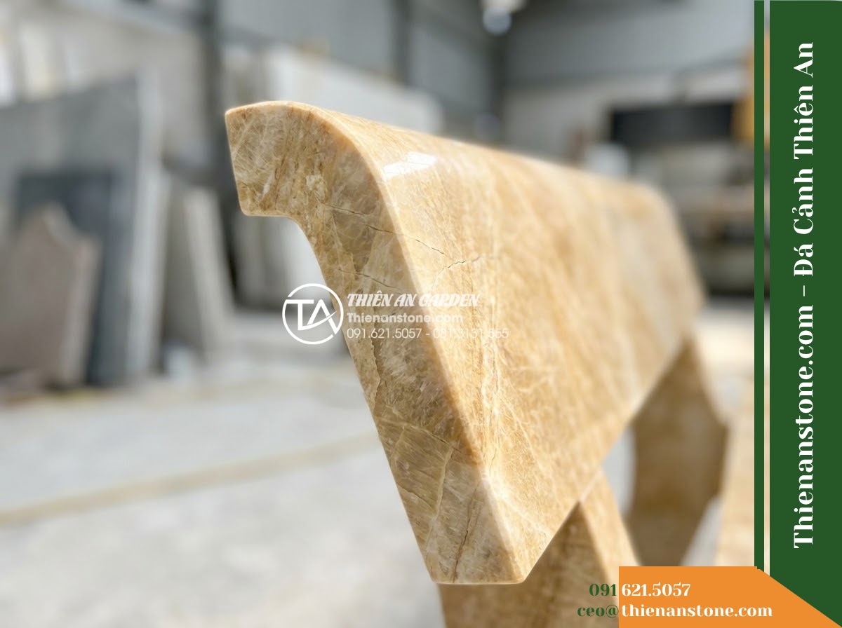 Ghế Đá Sân Trường Chắp Cánh – Kích thước 170 x 48 x 78 cm – Kiểu dáng tựa nan ngang, đường cong mềm mại. Chất liệu đá vàng cẩm thạch