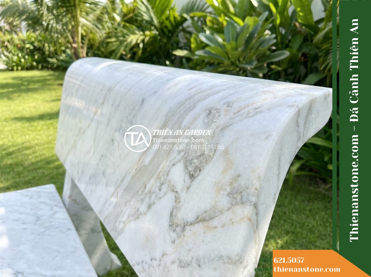 Ghế Đá Sân Trường Chắp Cánh – Kích thước 170 x 48 x 78 cm – Kiểu dáng tựa nan ngang, đường cong mềm mại. Chất liệu đá vàng cẩm thạch