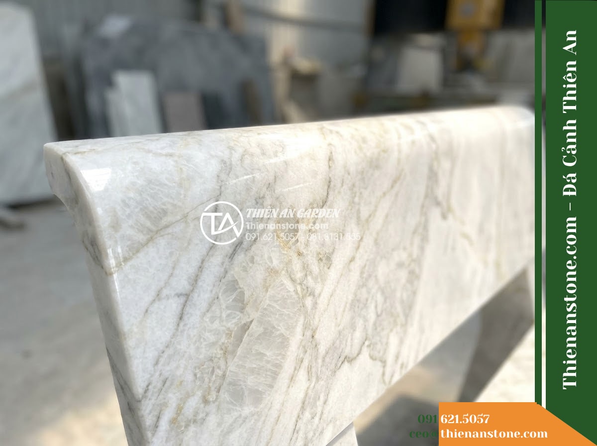 Ghế Đá Sân Trường Chắp Cánh – Kích thước 170 x 48 x 78 cm – Kiểu dáng tựa nan ngang, đường cong mềm mại. Chất liệu đá vàng cẩm thạch