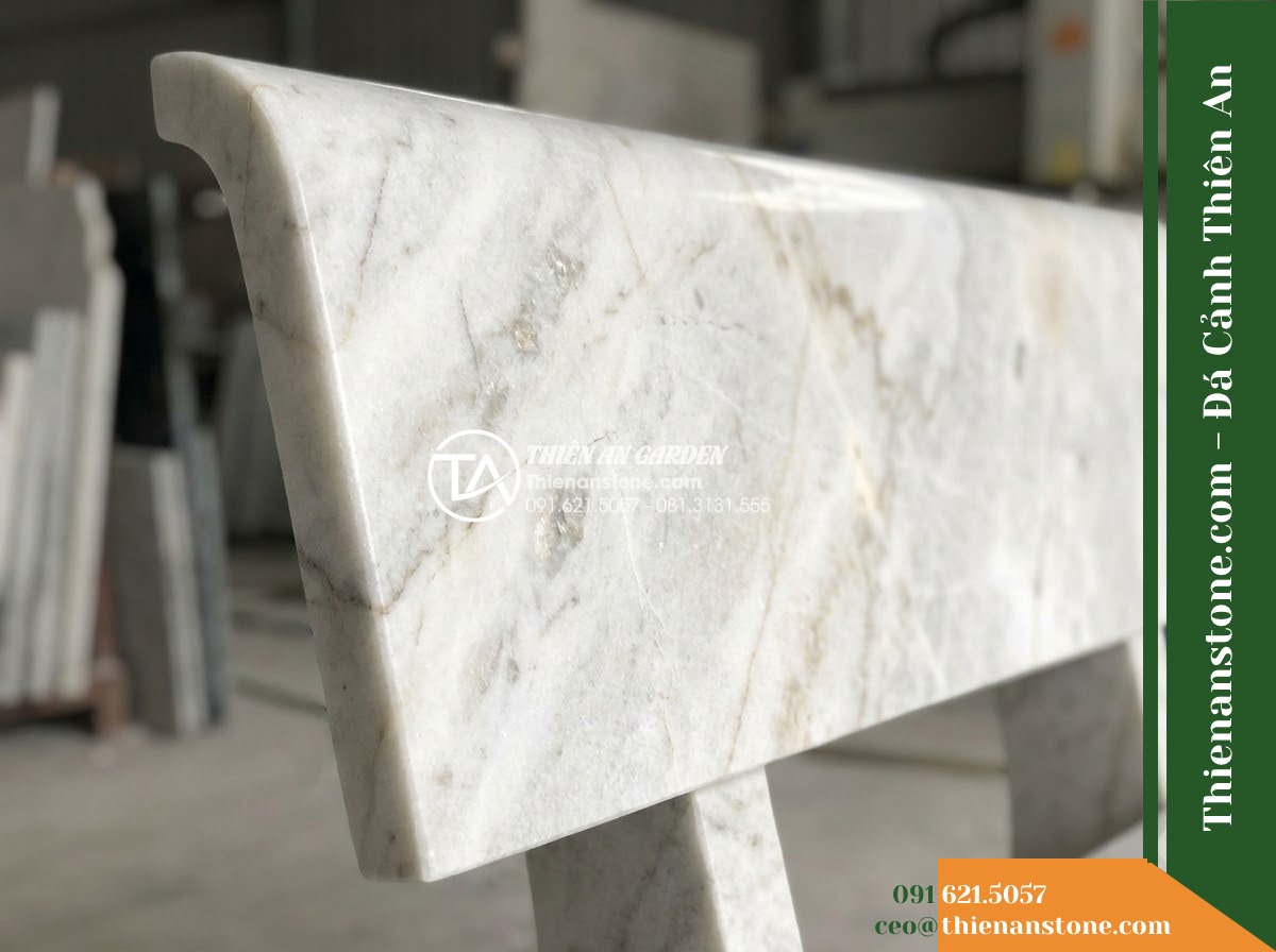 Ghế Đá Sân Trường Chắp Cánh – Kích thước 170 x 48 x 78 cm – Kiểu dáng tựa nan ngang, đường cong mềm mại. Chất liệu đá vàng cẩm thạch