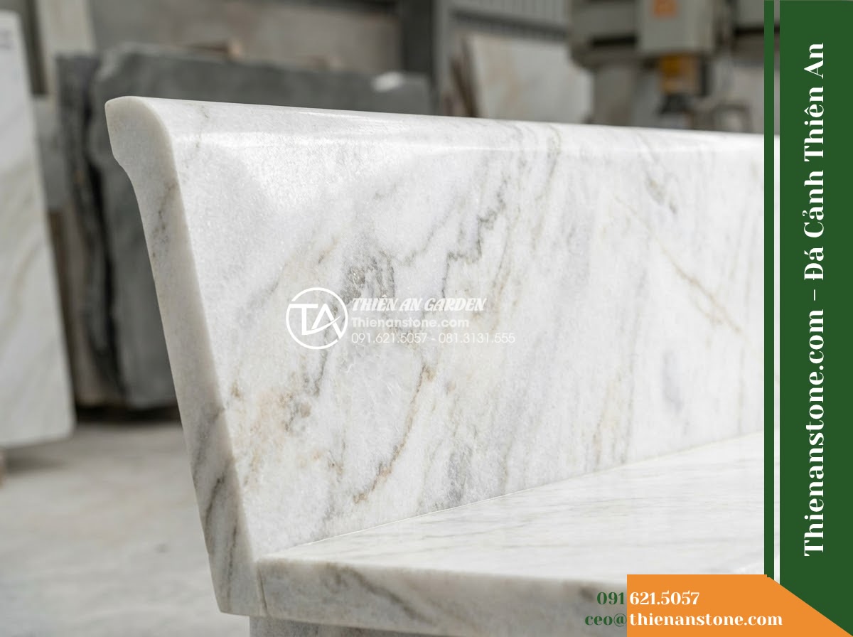 Ghế Đá Sân Trường Chắp Cánh – Kích thước 170 x 48 x 78 cm – Kiểu dáng tựa nan ngang, đường cong mềm mại. Chất liệu đá Xanh rêu - Hình 4 Ghế Đá Sân Trường Chắp Cánh – Kích thước 170 x 48 x 78 cm – Kiểu dáng tựa nan ngang, đường cong mềm mại. Chất liệu đá Xanh rêu - A green moss stone stone bench integrated into a Vietnamese luxury resort landsc