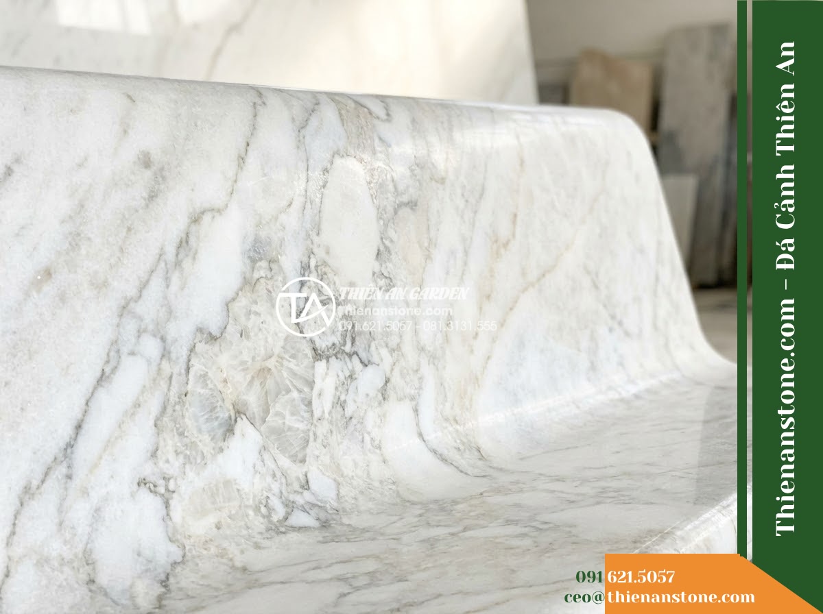 Ghế Đá Sân Trường Chắp Cánh – Kích thước 170 x 48 x 78 cm – Kiểu dáng tựa nan ngang, đường cong mềm mại. Chất liệu đá Xanh rêu - Hình 5 Ghế Đá Sân Trường Chắp Cánh – Kích thước 170 x 48 x 78 cm – Kiểu dáng tựa nan ngang, đường cong mềm mại. Chất liệu đá Xanh rêu - Professional installation of a green moss stone stone bench in a landscaped gard