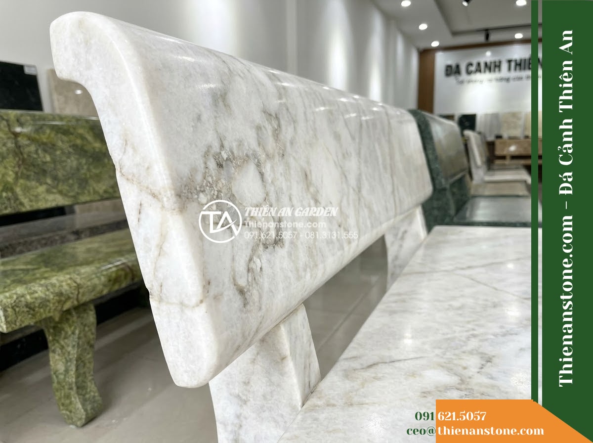 Ghế Đá Sân Trường Chắp Cánh – Kích thước 170 x 48 x 78 cm – Kiểu dáng tựa nan ngang, đường cong mềm mại. Chất liệu đá Xanh rêu - Hình 6 Ghế Đá Sân Trường Chắp Cánh – Kích thước 170 x 48 x 78 cm – Kiểu dáng tựa nan ngang, đường cong mềm mại. Chất liệu đá Xanh rêu - Showroom display of various green moss stone stone benches at Da Canh Thien An,
