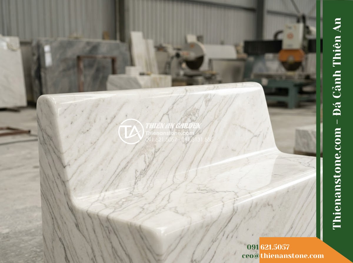 Ghế Đá Sân Trường Đồng Hành – Kích thước 170 x 45 x 45 cm – Kiểu dáng không tựa, mặt dài cạnh vát. Chất liệu đá hoa cương - Hình 1 Ghế Đá Sân Trường Đồng Hành – Kích thước 170 x 45 x 45 cm – Kiểu dáng không tựa, mặt dài cạnh vát. Chất liệu đá hoa cương - Hand touching the surface of a granite stone bench, showing scale and natural gr