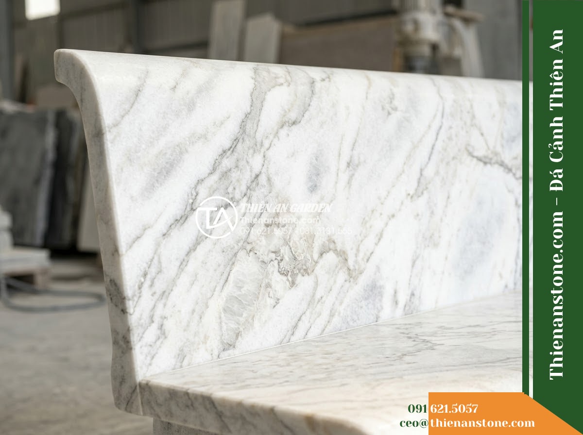 Ghế Đá Sân Trường Đồng Hành – Kích thước 170 x 45 x 45 cm – Kiểu dáng không tựa, mặt dài cạnh vát. Chất liệu đá hoa cương - Hình 2 Ghế Đá Sân Trường Đồng Hành – Kích thước 170 x 45 x 45 cm – Kiểu dáng không tựa, mặt dài cạnh vát. Chất liệu đá hoa cương - Elegant granite stone bench in a school courtyard, flanked by phoenix flower tre