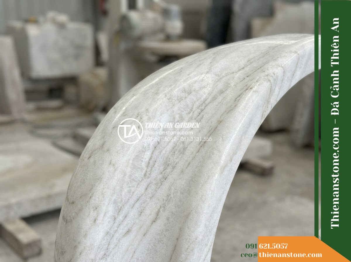 Ghế Đá Sân Trường Đồng Hành – Kích thước 170 x 45 x 45 cm – Kiểu dáng không tựa, mặt dài cạnh vát. Chất liệu đá Xanh rêu - Hình 3 Ghế Đá Sân Trường Đồng Hành – Kích thước 170 x 45 x 45 cm – Kiểu dáng không tựa, mặt dài cạnh vát. Chất liệu đá Xanh rêu - Stone bench of green moss stone beside a cascading water feature at night, illum