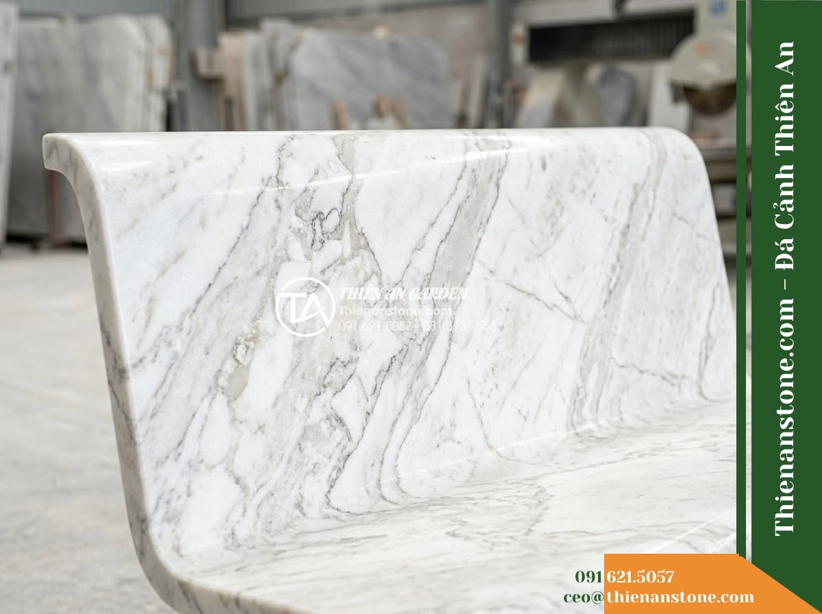Ghế Đá Sân Trường Đồng Hành – Kích thước 170 x 45 x 45 cm – Kiểu dáng không tựa, mặt dài cạnh vát. Chất liệu đá Xanh rêu - Hình 4 Ghế Đá Sân Trường Đồng Hành – Kích thước 170 x 45 x 45 cm – Kiểu dáng không tựa, mặt dài cạnh vát. Chất liệu đá Xanh rêu - A green moss stone stone bench integrated into a Vietnamese luxury resort landsc