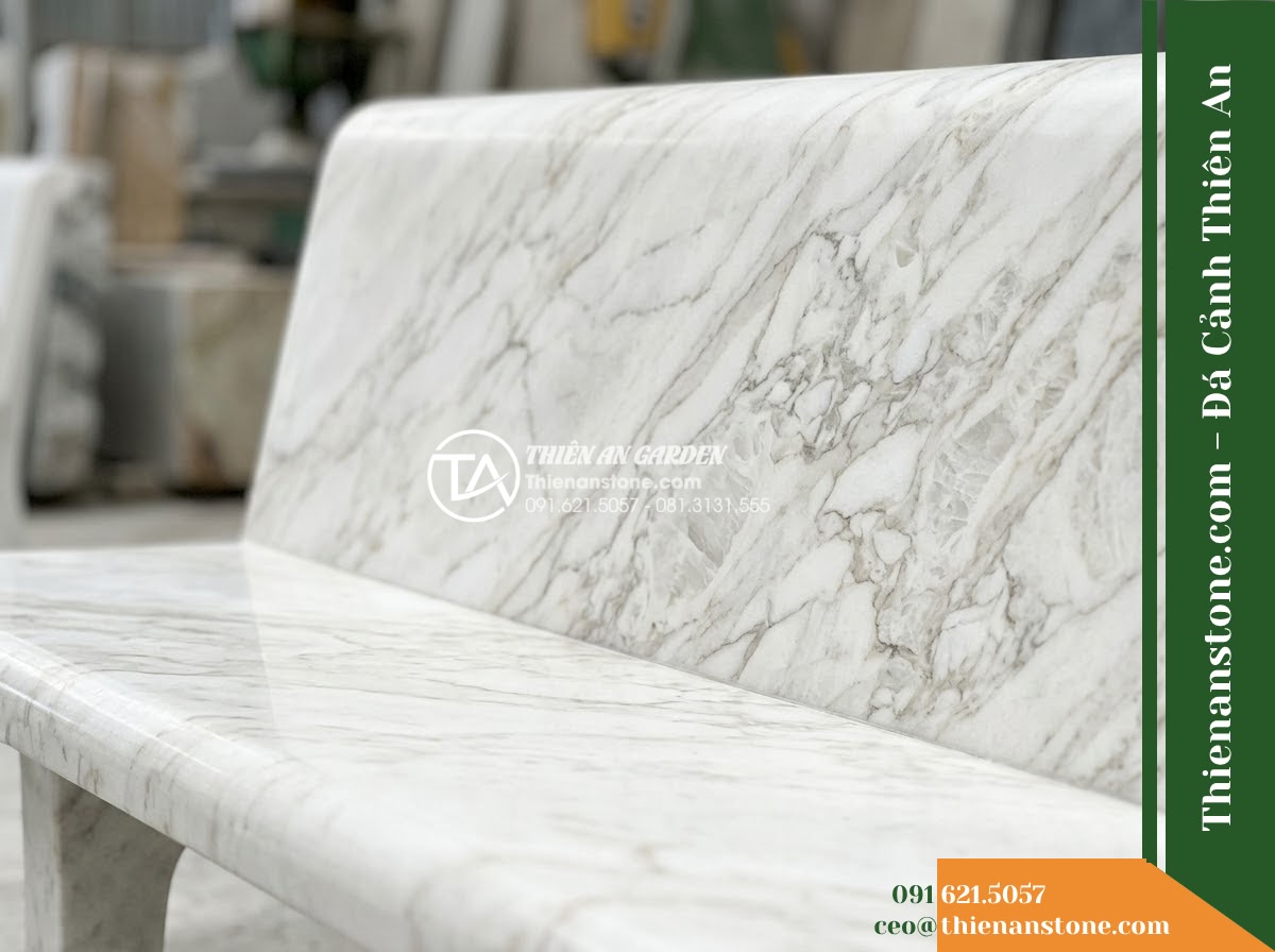 Ghế Đá Sân Trường Gieo Mầm – Kích thước 155 x 45 x 45 cm – Kiểu dáng băng dài không tựa, chân hộp. Chất liệu đá vân mây - Hình 2 Ghế Đá Sân Trường Gieo Mầm – Kích thước 155 x 45 x 45 cm – Kiểu dáng băng dài không tựa, chân hộp. Chất liệu đá vân mây - Aerial view of a cloud marble stone bench positioned beside a koi pond in a luxu