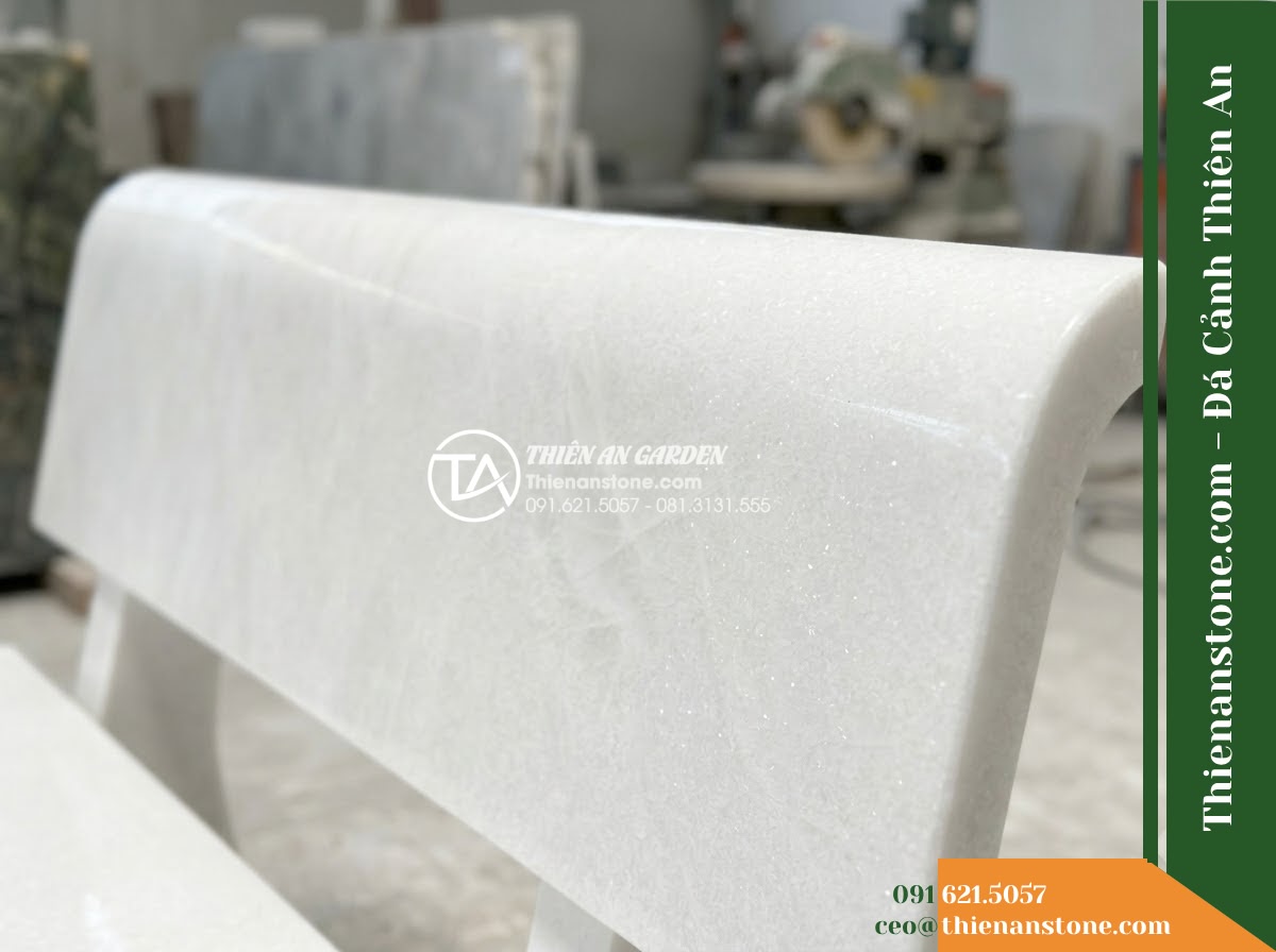 Ghế Đá Sân Trường Gieo Mầm – Kích thước 155 x 45 x 45 cm – Kiểu dáng băng dài không tựa, chân hộp. Chất liệu đá vân mây - Hình 3 Ghế Đá Sân Trường Gieo Mầm – Kích thước 155 x 45 x 45 cm – Kiểu dáng băng dài không tựa, chân hộp. Chất liệu đá vân mây - Autumn scene with fallen leaves scattered on a cloud marble stone bench in a pea