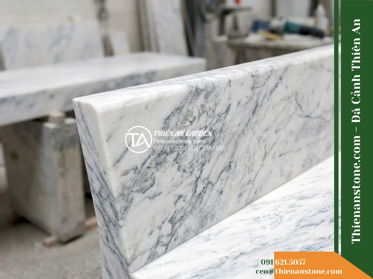Ghế Đá Sân Trường Gieo Mầm – Kích thước 155 x 45 x 45 cm – Kiểu dáng băng dài không tựa, chân hộp. Chất liệu đá vân mây - Hình 5 Ghế Đá Sân Trường Gieo Mầm – Kích thước 155 x 45 x 45 cm – Kiểu dáng băng dài không tựa, chân hộp. Chất liệu đá vân mây - Professional installation of a cloud marble stone bench in a landscaped garden,