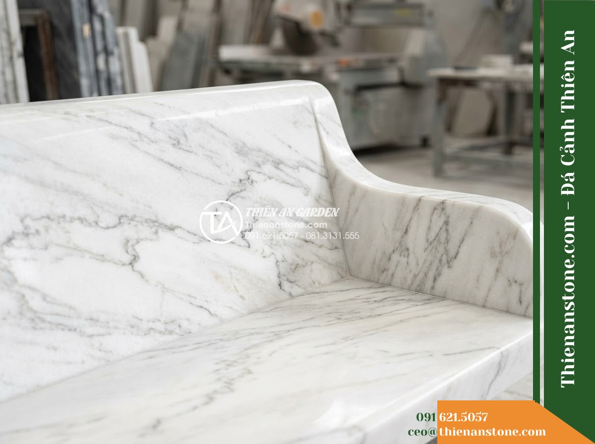 Ghế Đá Sân Trường Hành Trang – Kích thước 150 x 46 x 45 cm – Kiểu dáng băng thấp không tựa, góc bo lớn. Chất liệu đá hoa cương - Hình 5 Ghế Đá Sân Trường Hành Trang – Kích thước 150 x 46 x 45 cm – Kiểu dáng băng thấp không tựa, góc bo lớn. Chất liệu đá hoa cương - Professional installation of a granite stone bench in a landscaped garden, worke