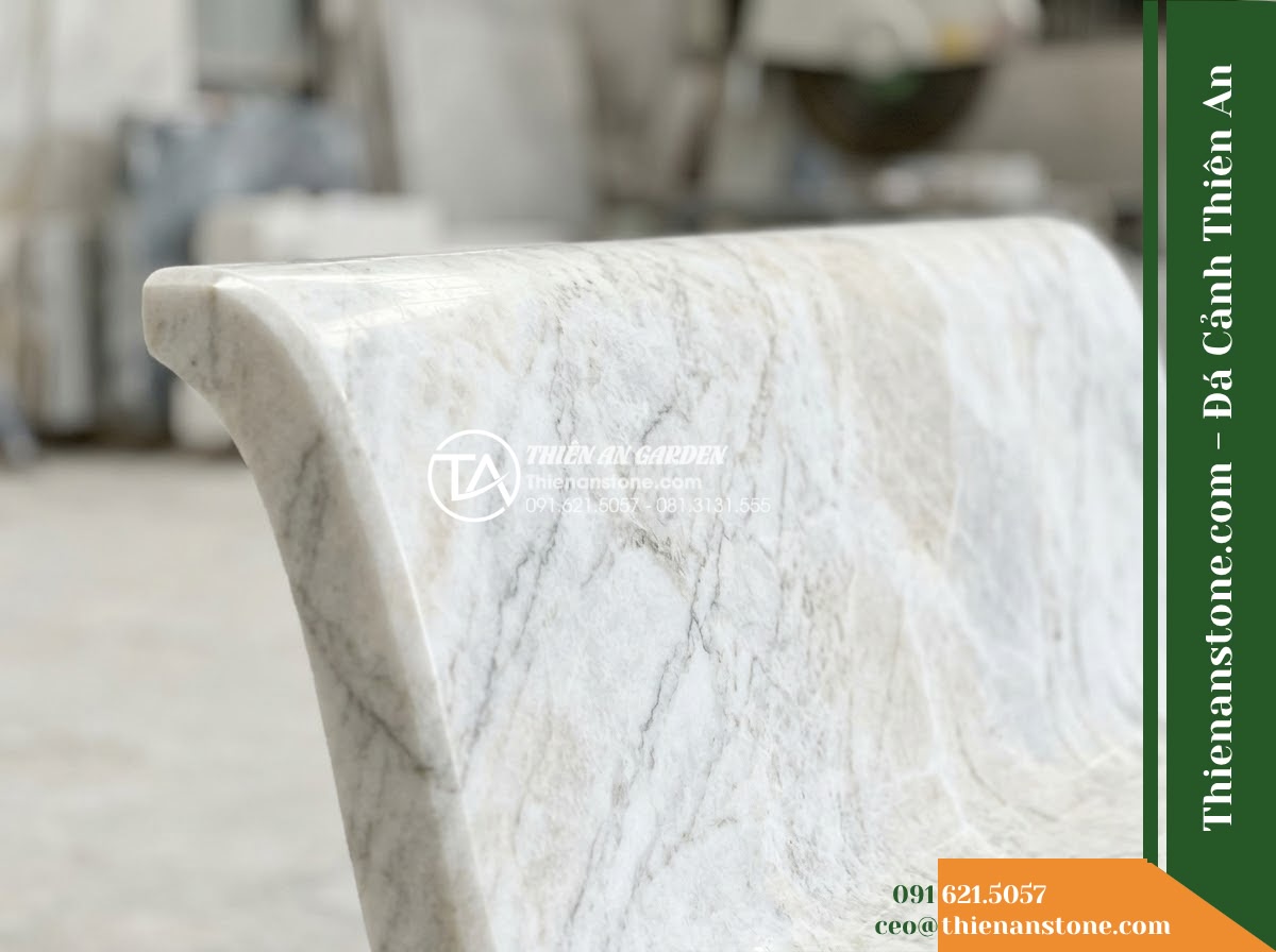 Ghế Đá Sân Trường Hành Trang – Kích thước 150 x 46 x 45 cm – Kiểu dáng băng thấp không tựa, góc bo lớn. Chất liệu đá vân mây - Hình 5 Ghế Đá Sân Trường Hành Trang – Kích thước 150 x 46 x 45 cm – Kiểu dáng băng thấp không tựa, góc bo lớn. Chất liệu đá vân mây - Professional installation of a cloud marble stone bench in a landscaped garden,