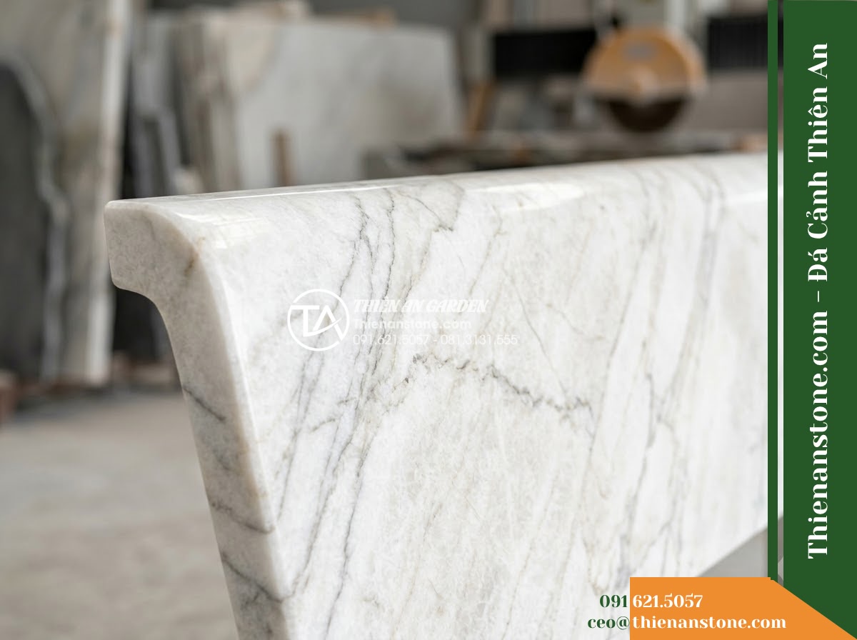 Ghế Đá Sân Trường Hiếu Học – Kích thước 165 x 48 x 80 cm – Kiểu dáng tựa cong ôm lưng, chân vuông. Chất liệu đá vàng cẩm thạch