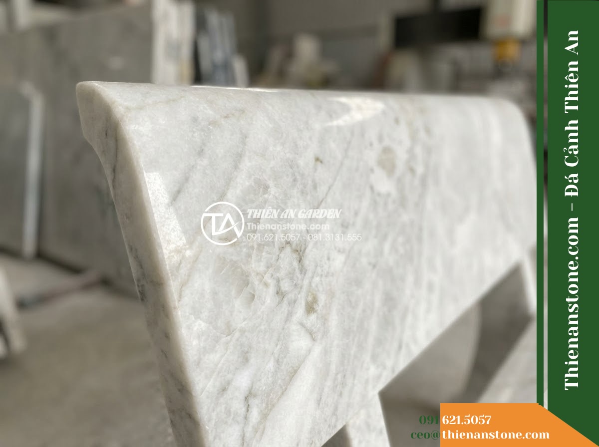 Ghế Đá Sân Trường Hoa Phượng – Kích thước 180 x 50 x 80 cm – Kiểu dáng có tựa thẳng, chân trụ chắc chắn. Chất liệu đá vàng cẩm thạch