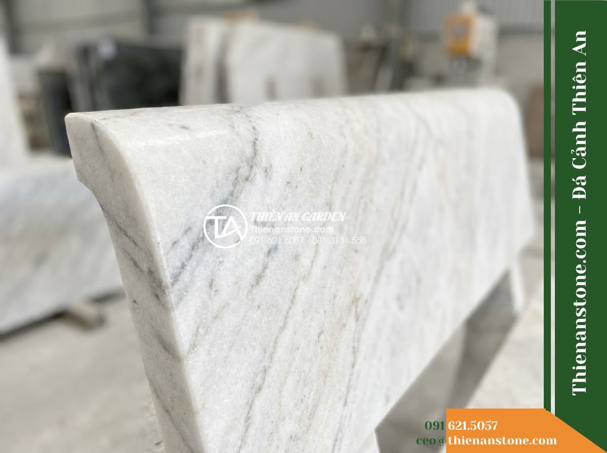 Ghế Đá Sân Trường Học Đường – Kích thước 200 x 50 x 45 cm – Kiểu dáng băng dài không tựa, thiết kế tối giản. Chất liệu đá vàng cẩm thạch