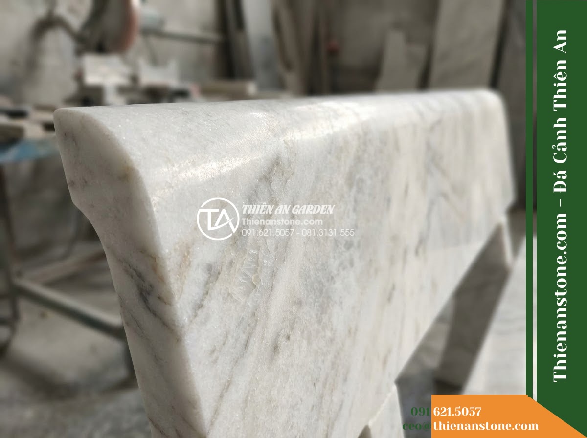 Ghế Đá Sân Trường Học Đường – Kích thước 200 x 50 x 45 cm – Kiểu dáng băng dài không tựa, thiết kế tối giản. Chất liệu đá vàng cẩm thạch