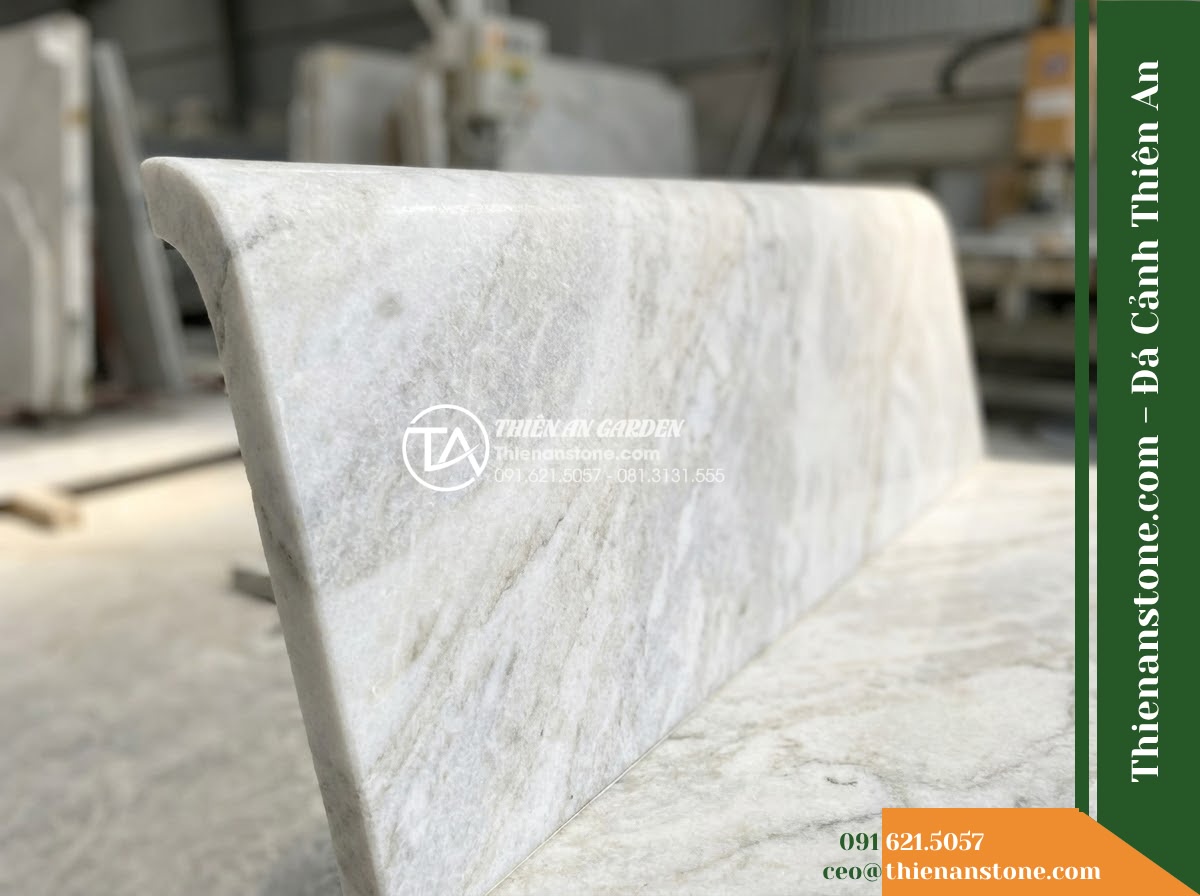 Ghế Đá Sân Trường Học Đường – Kích thước 200 x 50 x 45 cm – Kiểu dáng băng dài không tựa, thiết kế tối giản. Chất liệu đá vàng cẩm thạch
