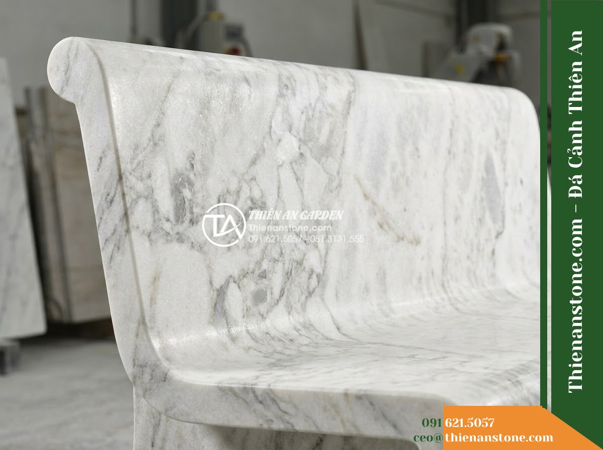 Ghế Đá Sân Trường Học Đường – Kích thước 200 x 50 x 45 cm – Kiểu dáng băng dài không tựa, thiết kế tối giản. Chất liệu đá Xanh rêu - Hình 2 Ghế Đá Sân Trường Học Đường – Kích thước 200 x 50 x 45 cm – Kiểu dáng băng dài không tựa, thiết kế tối giản. Chất liệu đá Xanh rêu - Elegant green moss stone stone bench in a school courtyard, flanked by phoenix f
