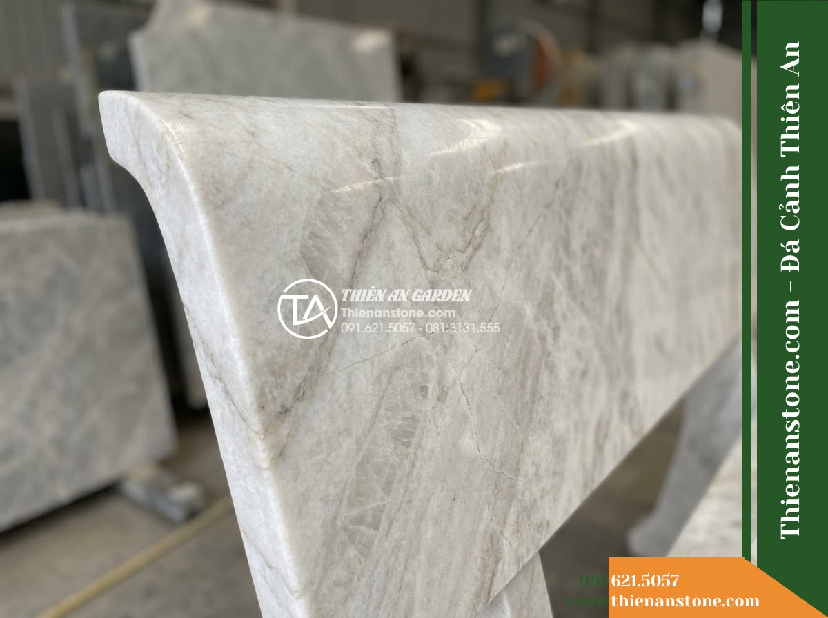 Ghế Đá Sân Trường Học Đường – Kích thước 200 x 50 x 45 cm – Kiểu dáng băng dài không tựa, thiết kế tối giản. Chất liệu đá Xanh rêu - Hình 4 Ghế Đá Sân Trường Học Đường – Kích thước 200 x 50 x 45 cm – Kiểu dáng băng dài không tựa, thiết kế tối giản. Chất liệu đá Xanh rêu - A green moss stone stone bench integrated into a Vietnamese luxury resort landsc